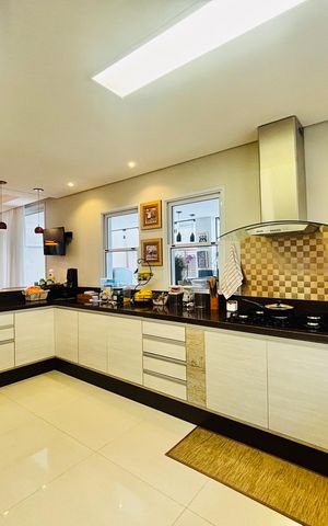 Casa de condomínio à venda com 360m², 4 quartos e 4 vagas Casa de condomínio à venda com 360m², 4 quartos e 4 vagasCozinha