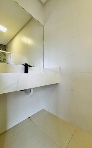 Casa de condomínio à venda com 360m², 4 quartos e 4 vagas Casa de condomínio à venda com 360m², 4 quartos e 4 vagasBanheiro da Suíte 2