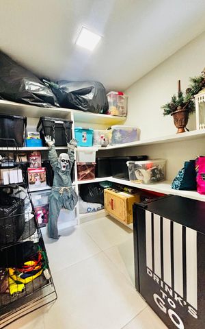 Casa de condomínio à venda com 360m², 4 quartos e 4 vagas Casa de condomínio à venda com 360m², 4 quartos e 4 vagasDispensa 2
