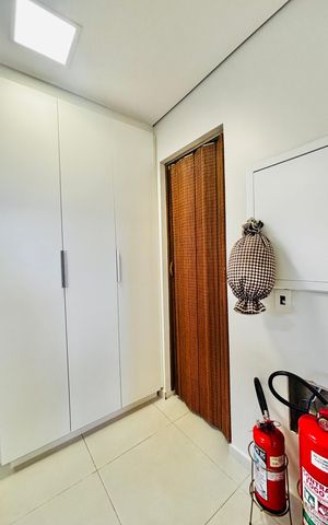 Casa de condomínio à venda com 360m², 4 quartos e 4 vagas Casa de condomínio à venda com 360m², 4 quartos e 4 vagasLavanderia