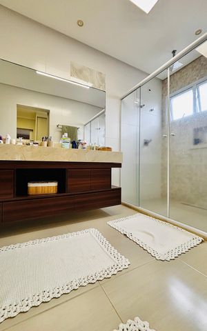Casa de condomínio à venda com 360m², 4 quartos e 4 vagas Casa de condomínio à venda com 360m², 4 quartos e 4 vagasBanheiro da Suíte 1