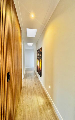 Casa de condomínio à venda com 360m², 4 quartos e 4 vagas Casa de condomínio à venda com 360m², 4 quartos e 4 vagasCorredor dos quartos