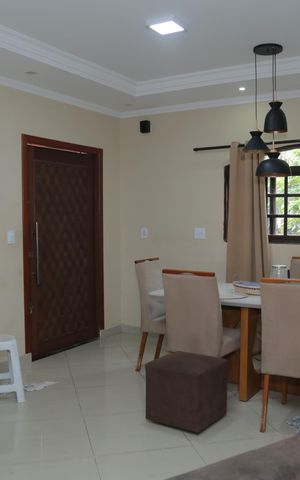 Casa à venda com 220m², 3 quartos e 2 vagas Casa à venda com 220m², 3 quartos e 2 vagasSala