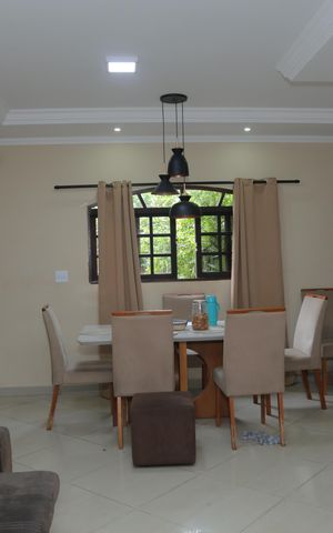 Casa à venda com 220m², 3 quartos e 2 vagas Casa à venda com 220m², 3 quartos e 2 vagasSala