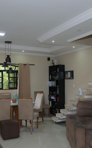Casa à venda com 220m², 3 quartos e 2 vagas Casa à venda com 220m², 3 quartos e 2 vagasSala