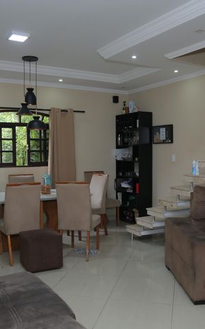 Casa à venda com 220m², 3 quartos e 2 vagas Casa à venda com 220m², 3 quartos e 2 vagasSala