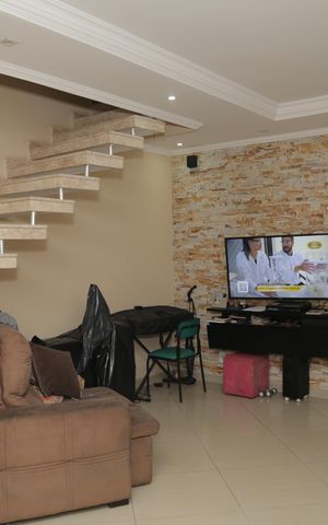 Casa à venda com 220m², 3 quartos e 2 vagas Casa à venda com 220m², 3 quartos e 2 vagasSala
