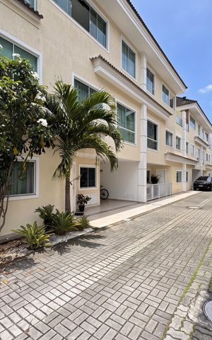 Casa de condomínio à venda com 147m², 4 quartos e 3 vagas Casa de condomínio à venda com 147m², 4 quartos e 3 vagasFachada
