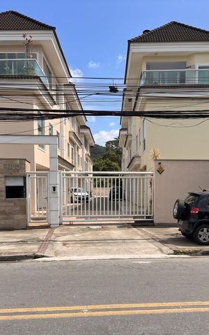 Casa de condomínio à venda com 147m², 4 quartos e 3 vagas Casa de condomínio à venda com 147m², 4 quartos e 3 vagasFachada