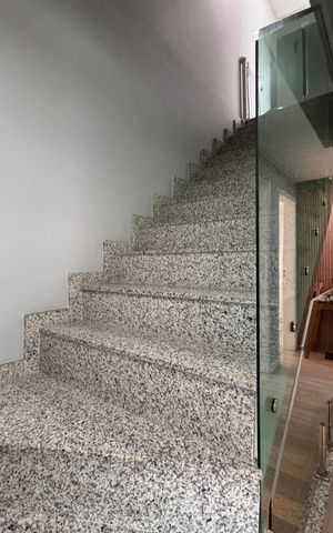 Casa de condomínio à venda com 147m², 4 quartos e 3 vagas Casa de condomínio à venda com 147m², 4 quartos e 3 vagasEscada