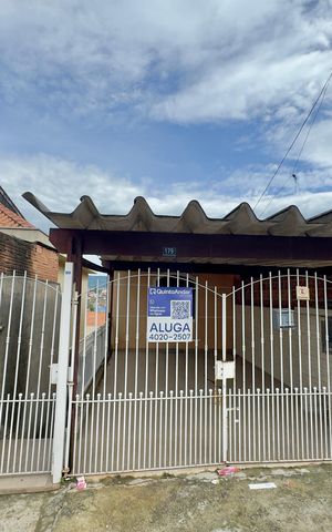 Casa para alugar com 100m², 3 quartos e 1 vagaPlaca instalada na fachada do imóvel 
