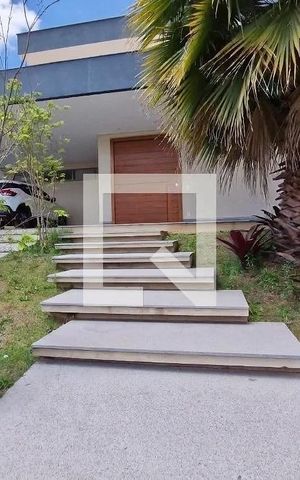 Casa de condomínio à venda com 600m², 4 quartos e 4 vagas Casa de condomínio à venda com 600m², 4 quartos e 4 vagasFachada