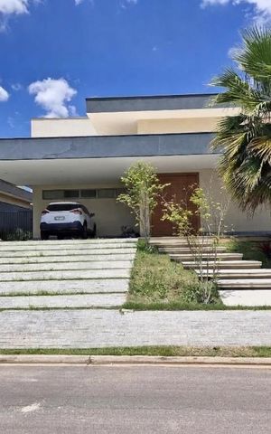 Casa de condomínio à venda com 600m², 4 quartos e 4 vagas Casa de condomínio à venda com 600m², 4 quartos e 4 vagasFachada