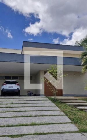 Casa de condomínio à venda com 600m², 4 quartos e 4 vagas Casa de condomínio à venda com 600m², 4 quartos e 4 vagasFachada