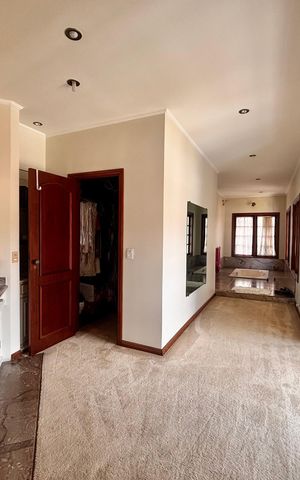 Casa de condomínio à venda com 597m², 5 quartos e 2 vagas Casa de condomínio à venda com 597m², 5 quartos e 2 vagasBanheiro suíte 1