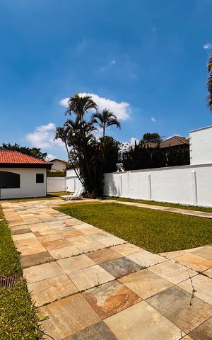 Casa de condomínio à venda com 597m², 5 quartos e 2 vagas Casa de condomínio à venda com 597m², 5 quartos e 2 vagasFundos