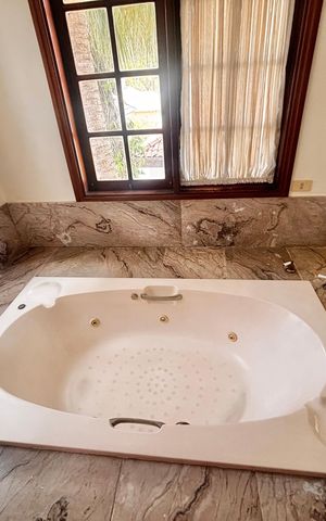 Casa de condomínio à venda com 597m², 5 quartos e 2 vagas Casa de condomínio à venda com 597m², 5 quartos e 2 vagasBanheiro suíte