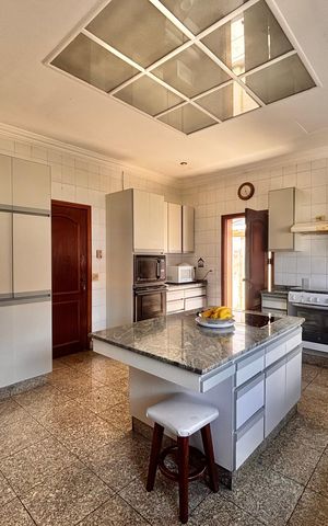 Casa de condomínio à venda com 597m², 5 quartos e 2 vagas Casa de condomínio à venda com 597m², 5 quartos e 2 vagasCozinha