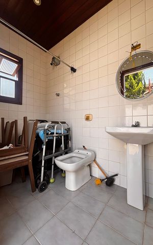 Casa de condomínio à venda com 597m², 5 quartos e 2 vagas Casa de condomínio à venda com 597m², 5 quartos e 2 vagasBanheiro externo