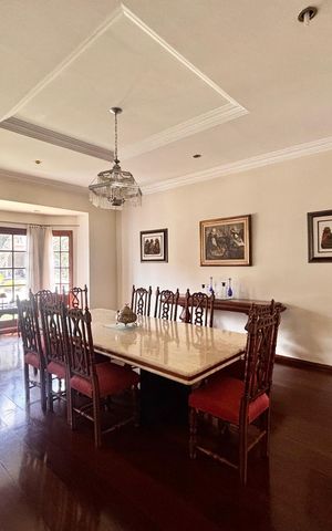 Casa de condomínio à venda com 597m², 5 quartos e 2 vagas Casa de condomínio à venda com 597m², 5 quartos e 2 vagasSala de Jantar