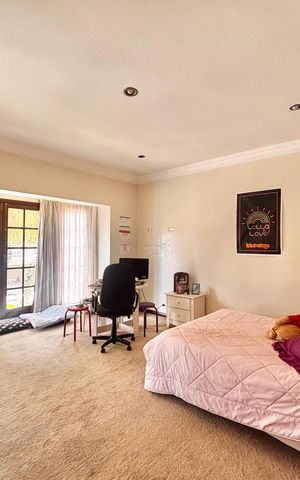 Casa de condomínio à venda com 597m², 5 quartos e 2 vagas Casa de condomínio à venda com 597m², 5 quartos e 2 vagasSuíte 4