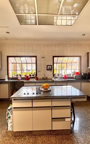 Casa de condomínio à venda com 597m², 5 quartos e 2 vagas Casa de condomínio à venda com 597m², 5 quartos e 2 vagasCozinha
