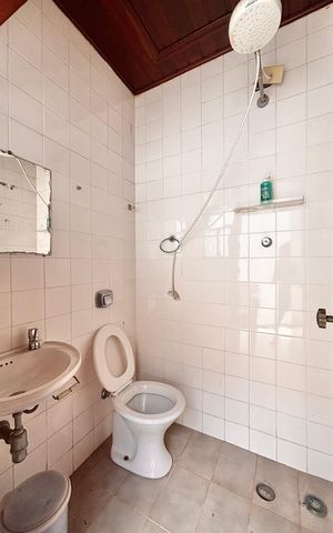 Casa de condomínio à venda com 597m², 5 quartos e 2 vagas Casa de condomínio à venda com 597m², 5 quartos e 2 vagasBanheiro externo