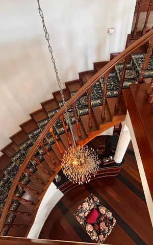 Casa de condomínio à venda com 597m², 5 quartos e 2 vagas Casa de condomínio à venda com 597m², 5 quartos e 2 vagasEscada