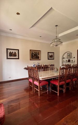 Casa de condomínio à venda com 597m², 5 quartos e 2 vagas Casa de condomínio à venda com 597m², 5 quartos e 2 vagasSala de Jantar