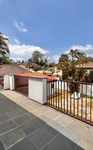 Casa de condomínio à venda com 597m², 5 quartos e 2 vagas Casa de condomínio à venda com 597m², 5 quartos e 2 vagasVaranda suíte 1