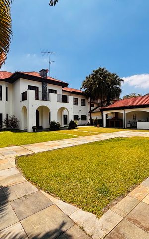 Casa de condomínio à venda com 597m², 5 quartos e 2 vagas Casa de condomínio à venda com 597m², 5 quartos e 2 vagasFundos