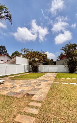 Casa de condomínio à venda com 597m², 5 quartos e 2 vagas Casa de condomínio à venda com 597m², 5 quartos e 2 vagasFundos