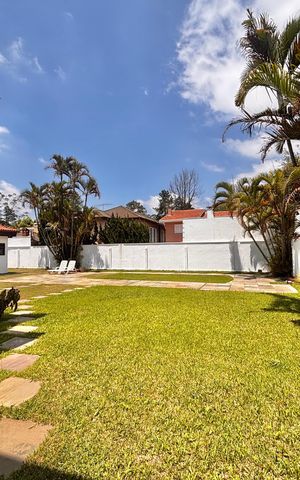 Casa de condomínio à venda com 597m², 5 quartos e 2 vagas Casa de condomínio à venda com 597m², 5 quartos e 2 vagasFundos