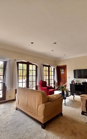 Casa de condomínio à venda com 597m², 5 quartos e 2 vagas Casa de condomínio à venda com 597m², 5 quartos e 2 vagasSala