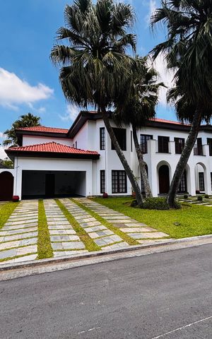 Casa de condomínio à venda com 597m², 5 quartos e 2 vagas Casa de condomínio à venda com 597m², 5 quartos e 2 vagasFachada com placa