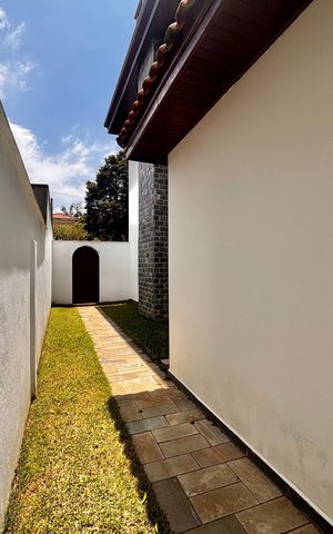Casa de condomínio à venda com 597m², 5 quartos e 2 vagas Casa de condomínio à venda com 597m², 5 quartos e 2 vagasLateral