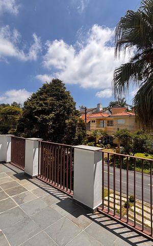 Casa de condomínio à venda com 597m², 5 quartos e 2 vagas Casa de condomínio à venda com 597m², 5 quartos e 2 vagasVaranda sala