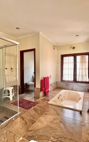Casa de condomínio à venda com 597m², 5 quartos e 2 vagas Casa de condomínio à venda com 597m², 5 quartos e 2 vagasBanheiro suíte 1