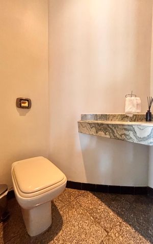 Casa de condomínio à venda com 597m², 5 quartos e 2 vagas Casa de condomínio à venda com 597m², 5 quartos e 2 vagasLavabo
