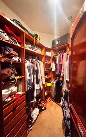 Casa de condomínio à venda com 597m², 5 quartos e 2 vagas Casa de condomínio à venda com 597m², 5 quartos e 2 vagasCloset suíte 4
