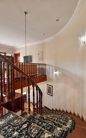 Casa de condomínio à venda com 597m², 5 quartos e 2 vagas Casa de condomínio à venda com 597m², 5 quartos e 2 vagasEscada