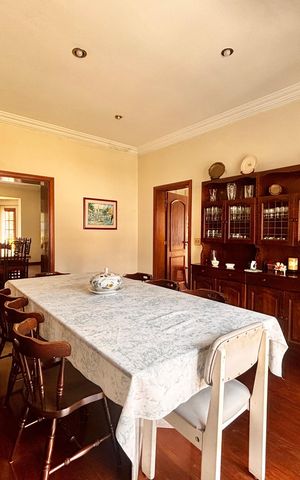 Casa de condomínio à venda com 597m², 5 quartos e 2 vagas Casa de condomínio à venda com 597m², 5 quartos e 2 vagasSala de jantar 2