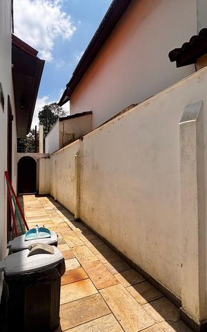 Casa de condomínio à venda com 597m², 5 quartos e 2 vagas Casa de condomínio à venda com 597m², 5 quartos e 2 vagasLateral