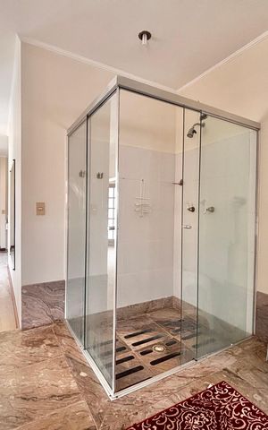 Casa de condomínio à venda com 597m², 5 quartos e 2 vagas Casa de condomínio à venda com 597m², 5 quartos e 2 vagasBanheiro suíte 1