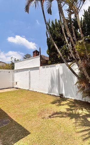 Casa de condomínio à venda com 597m², 5 quartos e 2 vagas Casa de condomínio à venda com 597m², 5 quartos e 2 vagasFundos