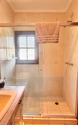 Casa de condomínio à venda com 597m², 5 quartos e 2 vagas Casa de condomínio à venda com 597m², 5 quartos e 2 vagasBanheiro suíte 3