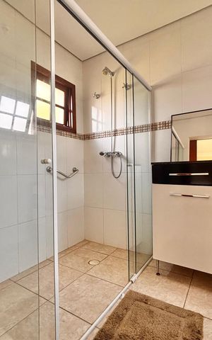 Casa de condomínio à venda com 597m², 5 quartos e 2 vagas Casa de condomínio à venda com 597m², 5 quartos e 2 vagasBanheiro suíte 4