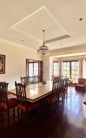 Casa de condomínio à venda com 597m², 5 quartos e 2 vagas Casa de condomínio à venda com 597m², 5 quartos e 2 vagasSala de Jantar