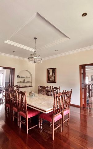 Casa de condomínio à venda com 597m², 5 quartos e 2 vagas Casa de condomínio à venda com 597m², 5 quartos e 2 vagasSala de Jantar