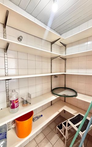 Apartamento à venda com 148m², 3 quartos e 3 vagas Apartamento à venda com 148m², 3 quartos e 3 vagasDespensa